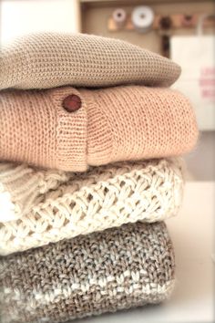 Don’t you love the idea of wrapping yourself up in a cozy sweater?  We certainly do! Cream classic cable, waffle, chunky knit…. One of each please! As usual… we turned to pinterest for some lovely knit inspiration!  We are dreaming of wearing our  chunky ivory cardigan and curling up in that adorable knit chair! Sounds like … Random Vintage, Hipster Sweater, Estilo Indie, Vintage Hipster, Causal Outfits, Rilakkuma, Carrie Bradshaw, Looks Chic, Cozy Sweater