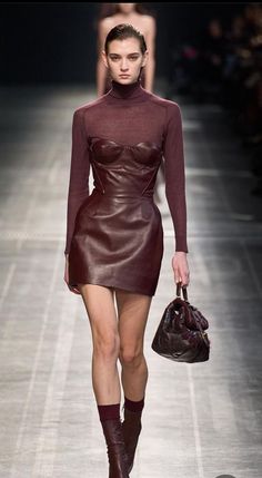 Fw 2024 Runway, Fw 2024 2025 Fashion Trends, Brown Leather Dress Outfit, Leather Outfits For Women, Leather Dress Outfit, Brown Leather Dress, New York Outfits, Effortlessly Chic Outfits, Spring Fashion Trends