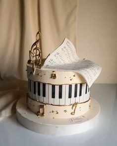 there is a cake that has musical notes on it and a piano in the middle