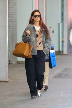 Katie Holmes Finds an Idyllic Transitional Outfit for Fall | Vogue Brown Leather Top, Outfit For Fall, Transitional Dressing, Fashion Week Trends, Transition Outfits, Argyle Sweater, Faded Denim