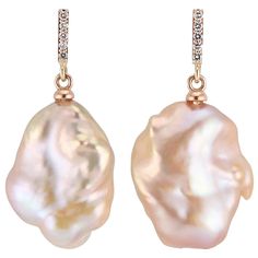 Add a touch of effortless glamour to your wardrobe with these Baroque Pearl earrings. A Vertical Rose gold bar sparkling with diamond lever back with 14-15mm Lustrous freshwater flat baroque pearl drop. 10 Sparkling Round Diamonds G /SI 1 - .10 tcw. These flat baroques are completely natural in color and shape - hand selected for their soft shades and unique shapes. Perfectly Imperfect. Light and easy to wear – the perfect everyday luxury. Designed and Made in New York, U.S.A Spinel Engagement Rings, South Sea Pearls Earrings, Rose Gold Bar, Contemporary Engagement Rings, Gold Heart Ring, Pearl Rose, Vertical Bar, Baroque Pearl Earrings, Pearl And Diamond Earrings