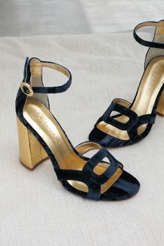 Urban Shoes, Beautiful Heels, Kinds Of Shoes, Fabulous Shoes, Comfy Shoes, Pretty Shoes