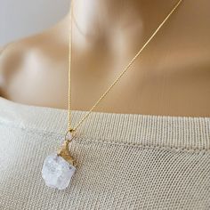 CLEAR QUARTZ NECKLACE is a Raw crystal Quartz is a stone of power. Our minimalist style necklace is designed for all delicate and charming it is very versatile due to its neutral color so you can wear it all the time. Natural Quartz Crystal Pendants, with Golden Tone Nuggets, Clear Size: about 20~30mm long, 10~18mm wide, 8~18mm thick Receive these earrings in a box ready to give to make a detail to your friend mother or sister All of my work is handmade in my studio, each piece is a unique desig Gold Quartz Crystal Necklace As Gift, Gold Quartz Crystal Necklace With Natural Stones, Clear Quartz Crystal Necklace, Elegant Clear Quartz Crystal Necklace, Quartz Raw Stone Pendant Necklace, Pendulum Necklace, Angel Aura Quartz Necklaces, Raw Clear Quartz, Clear Quartz Necklace