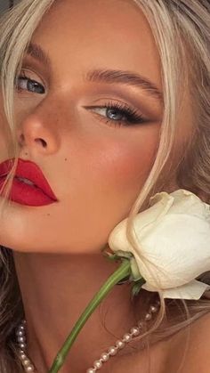 Red Lipstick Makeup Blonde, Makeup Bibir, Red Lipstick Makeup Looks, Red Lips Makeup Look, Maquillage On Fleek, Romantic Makeup, Classy Makeup, Red Lipstick Makeup, Prom Eye Makeup