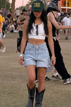 Camping Outfits Whiskey Festival Outfit, Acl Concert Outfits, Exit Festival Outfits, Summer Festival Aesthetic Outfit, Hinterland Festival Outfit, Glastonbury 2024 Outfits, Lollapalooza Outfit Ideas 2024, Northcoast Music Festival Outfits, Relaxed Festival Outfit