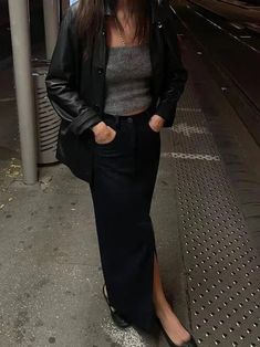 Black Skirt Outfit Ideas, Black Pencil Skirt Outfit, Denim Skirt Outfit Ideas, Pencil Skirt Outfits Casual, Black Denim Skirt Outfit, Black Skirt Outfit, Black Denim Midi Skirt, Skirt Outfit Casual