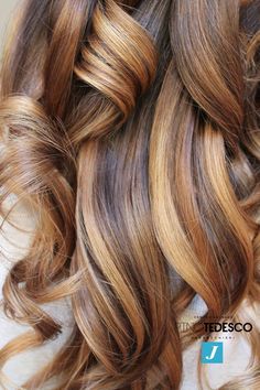 Brown Hair With Caramel Balayage, Trendy Brunette Hair, Dimension Balayage, Hair Colors For Summer, Warm Caramel Balayage, Brown Hair With Caramel, Wavy Mid Length Hair, Jennifer Lopez Hair, Honey Highlights