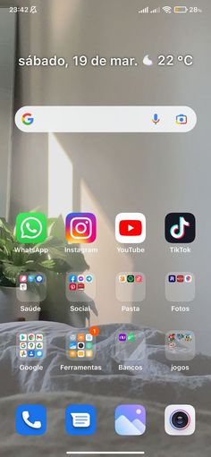 an image of the home screen of a cell phone with icons on it and in spanish