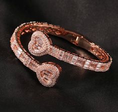 Pulsera ajustable con corazón helado de 6 mm: regalo perfecto para ella

Esta exquisita pulsera con corazón helado de 6 mm es una pieza atemporal que la convierte en el regalo perfecto para ocasiones especiales como cumpleaños, Navidad y San Valentín. Día y más. Elaborado con cuidado y atención al detalle, este brazalete con forma de corazón seguramente impresionará con su impresionante diseño y ajuste ajustable.

Detalles:
- Tipo de pulsera: Brazalete con forma de corazón ajustable
- Tamaño: 6 Heart Bangle Bracelet, Fit Details, Perfect Gift For Her, Heart Bracelet, Bracelet Sizes, Gym Workout, Gold Rose, Bangle Bracelet, Timeless Pieces