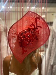 This beautiful custom Kentucky Derby hat/fascinator is the perfect piece for any Derby, Oaks, or Race Day outfit. Please note hats/fascinators are one size fits most; if you need additional specifications on hat/fascinators dimensions feel free to message us. All sales are final BR2018-003 Party Fascinator With Curved Brim, One Size, Church Fascinator One Size Fits Most, Elegant Party Hats One Size, Fitted Mini Hat With Curved Brim For Evening, Fitted Mini Hat With Curved Brim For Evenings, Kentucky Derby Party Headpiece, Mini Hats For Kentucky Derby Party, Fitted Costume Hats For Royal Ascot Evening, Fitted Costume Hats And Headpieces For Royal Ascot