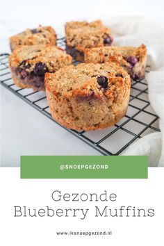 blueberry muffins on a cooling rack with text overlay that reads, gezonde blueberry muffins