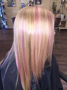 Short Blonde With Pink Highlights, Blonde N Pink Hair, Blonde Pink Streaks, Blond Hair With Pink Streaks, Pink Streak Hair Blonde, Blond With Pink Streaks, Blonde Hair And Pink Highlights, Light Pink Streaks In Blonde Hair, Pink Chunky Highlights In Blonde Hair