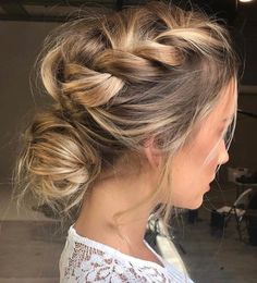 V a l Sanggul Modern, Messy Wedding Hair, Wedding Guest Hairstyles, Wedding Hairstyles For Long Hair, Wedding Hair And Makeup, Copic