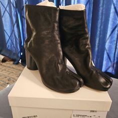 Authentic Margiela Tabi Boot! Gorgeous, Soft, Genuine Leather. Very Stylish Boot! Retail Price $1,290 At Nordstrom. *Preloved (Worn 1 Time) *Dust Bags, Box Included * Size Us 10 Eu 40 Maison Martin Margiela Shoes, Hippie Goth, Tabi Boots, Maison Margiela Tabi, Margiela Tabi, Margiela Shoes, Punk Vintage, Stylish Boots, Martin Margiela