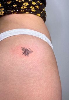 46 Beautiful Hip Tattoos For Women with Meaning Small Discreet Tattoos, Dna Tattoo Ideas, Discreet Tattoos For Women, Hip Tattoos For Women, Small Thigh Tattoos, Small Bee Tattoo, Flower Hip Tattoos, Upper Thigh Tattoos, Dna Tattoo