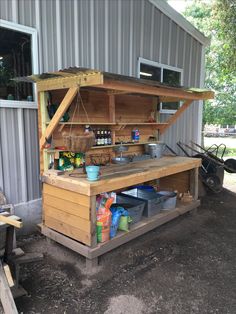 an outdoor kitchen built into the side of a building