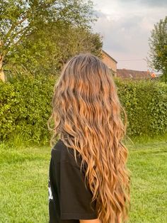 Wavy Hair Blonde Balayage, Beach Waves With Layers, Wavy Blonde Hair Aesthetic, Naturally Wavy Blonde Hair, Long Blonde Wavy Hair Natural, Wavy Blonde Hair Naturally, Aesthetic Healthy Hair, Dirty Blonde Wavy Hair, Wavy Summer Hair