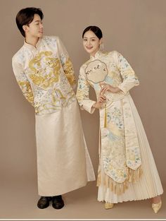 Looking a traditional Chinese bridal gown. This beautiful 2-piece qun kwa set is embroidered with gold, silver, blue and white threads. The intricate flower and peacock embroideries are decorated throughout the jacket and skirt. It's a perfect option for your traditional Chinese wedding, tea ceremony The qun kwa set come with 2 options: With crystals decoration or no crystal. Size available from S to 6XL Matching Tang wedding suit with dragon embroidery for Groom , Size available from S to 2XL S Taiwanese Wedding, Chinese Wedding Tea Ceremony, Wedding Tea Ceremony, Qun Kwa, Chinese Wedding Dress Traditional, Traditional Chinese Wedding, Dragon Embroidery, Traditional Hairstyle, Chinese Wedding Dress