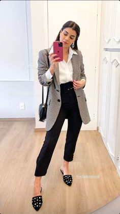 Women Black Slacks Outfit, Jeans Black Tee Outfit, Office Outfits Women Size 12, Work Wear For Summer, Collar Shirt Outfit Women, Ootd Office Casual, Young Business Woman Outfit, Office Job Outfits Casual, Office Job Outfits