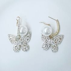 These elegant Butterfly Pearl Rhinestone Huggie Earrings feature sparkling rhinestones and delicate hanging butterflies, crafted in gold. With a secure huggie closure, they provide both style and comfort. Perfect for adding a touch of glamour to any outfit. Where to Wear Add some shine to any style. These earrings are the perfect size for a day in the office, a night on the town, and anywhere in-between. Specifications For pierced ears White stones Alloy metal Hanging Butterflies, White Stones, Huggie Earrings, White Stone, Pierced Ears, Huggies Earrings, Ear Piercings, Butterflies, Sparkle