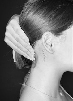 Word Neck Tattoos, Behind Ear Tattoos, Side Neck Tattoo, Hidden Tattoos, Neck Tattoos Women, Writing Tattoos, Petite Tattoos, Inspiration Tattoos, Stylist Tattoos