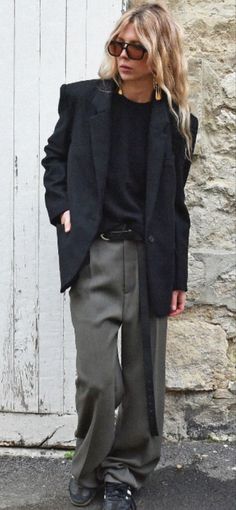 STREET STYLE 2024 FALL Transition Outfits, Grey Pants, Black Blazer, Black Sweaters, Work Outfit, Casual Style