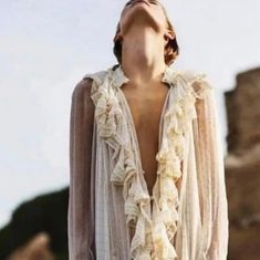 Size Aus 1. No Flaws. Elegant Ruffled Blouse For The Beach, Elegant Ruffled Blouse For Beach, Sukienki Maksi, Mode Editorials, Party Kleidung, Easy Style, Her Eyes, Wedding Beauty, Mode Inspiration