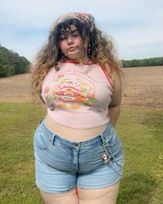 Plus Sized Reference, Cottagecore Plus Size Outfit, Plus Size Pfp, Plus Sized Cottage Core, Chubby Girl Drawing Reference, Plus Size Poses For Pictures Instagram, Plus Size Pose Reference, Romantic Body Type Outfit