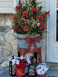 Farmhouse Christmas Front Porch, Front Porch Decoration Ideas, Christmas Front Porch Decor Ideas, Western Christmas Decorations, Porch Decoration Ideas, Christmas Front Porch Decor, Rustic Farmhouse Christmas, Front Porch Decor Ideas, Christmas Pots