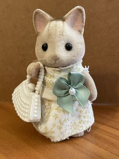 これは私が作った最初のDIYドレスです！翡翠の緑の弓でシックなゴールドフローラル！ Critters 3, Calico Critters Families, Calico Critter, Sylvanian Family, Calico Critters, Green Bows, Little Critter, Tiny Dolls, Cute Stuffed Animals