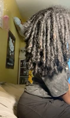 Locs With Curly Ends Black Women, Fluffy Dreads Black Women, Claw Clip Locs, Retwist Locs Style Black Women, Twist Locs Hairstyles, Loc Starter, Fluffy Locs, Hair Boho Braids, 100 Locs