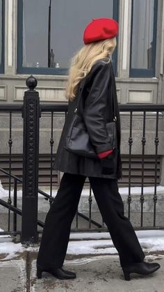 Red Beret Outfit, Baret Outfit, Pinterest Live, Beret Outfit, Red Beret, French Outfit, Fits Inspo, Leather Jacket Outfits, Red Hat