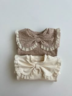 Get your little girl ready for the winter season with this adorable Girls Bow Collar Long-Sleeved Blouse by Aosta. Made from soft and comfortable cotton, this casual blouse features a charming bow collar that adds a touch of sweetness to any outfit. The solid pattern and long sleeves make it perfect for colder days, while the true-to-size fit ensures optimum comfort. Designed for girls aged 9-36 months, this blouse is a must-have for your little fashionista. Embrace style and warmth with this cute and versatile piece. Specifications: Brand: Aosta Material: Cotton Style: Casual Age Range: 9-36 months Collar: Bow Pattern Type: Solid Sleeve Length: Long Fit: Fits true to size, take your normal size Season: Winter Tops Type: Blouse Gender: Girls Kids Wear Girls, Bow Collar, Trendy Fashion Tops, Sewing Patterns For Kids, Frocks For Girls, Romper Outfit, Girls Blouse, Bottoming Shirt