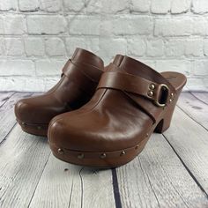 Korks by Kork Ease Women’s Clogs Brown Size 9 40.5 Leather Buckle Platform Mules Generalized scuffs - please see photos for condition Smoke free home 🚭 Any questions - please ask! Platform Mules, Wooden Clogs, Wooden Heel, Up Shoes, Leather Buckle, Biker Boot, Clogs, Brown Leather, High Heels