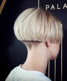 Hair Styles Low Ponytail, Ponytail Hairstyles Casual, Hair Styling Hacks, Short Wedge Hairstyles, Hairstyles Casual, Low Ponytail Hairstyles, Styling Hacks, Shaggy Bob Haircut, Wedge Hairstyles