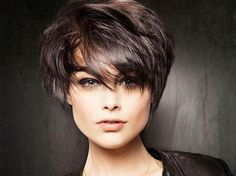 Looking for the best short hairstyles for long faces? Check out our favorite mind-blowing long face hairstyles and make your choice in no time. Short Bob Haircuts, Side Bangs, Trending Haircuts, Short Hair With Layers, Short Bob Hairstyles, Short Hair Cuts For Women