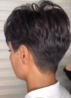 60 Classy Short Haircuts and Hairstyles for Thick Hair in 2024 Crew Haircut, Shorts Hair, Thick Hair Cuts, Beginner Quilt