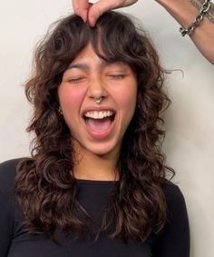 Haircut Wolfcut Medium, Woman Mullet Long, Curly Shag Medium Length, Shag Hairstyles Medium Wavy, Curly 70s Shag, Shag Wavy Haircut, Long Curly Mullet Hairstyle Women, Shaggy Curly Haircut, Boho Shag Haircut