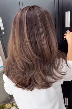 Medium Length Haircut With Layers No Bangs, Mid Hair Length With Layers, Long Layer Mid Length Hair, Mid Short Hair With Layers, Layered Haircuts For Medium Hair Back View, Soft Layers Thick Hair, Soft Ends Haircut, Med Hair Layers, Rounded Medium Length Hair