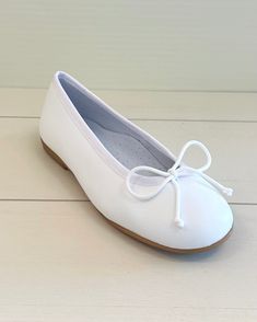 Beautiful and comfortable Spanish shoes for girls to wear on special occasions, such as the first communion. Please refer to the size conversion table. 100% leather Any variations in color or texture within this product are nor irregularities, but rather a result of the unique production process. Made in Spain Final Sale, no exchanges nor returns will be available Size EU28 = 18cm or 7 1/8" Size EU29 = 19cm or 7 1/2" SIze EU30 = 19.5cm or 7 3/4" Size EU31 = 20.5cm or 8 1/8" Size EU32 = 21cm or 8 Classic White Ballet Flats With Low Heel, Classic White Low Heel Ballet Flats, Classic White Leather Ballet Flats, White Almond Toe Ballet Flats With Leather Sole, White Round Toe Ballet Flats For Formal Occasions, White Closed Toe Ballet Flats With Rubber Sole, Spring Dance Shoes With Leather Sole And Round Toe, White Round Toe Dance Shoes For Formal Occasions, Elegant White Dance Shoes With Round Toe