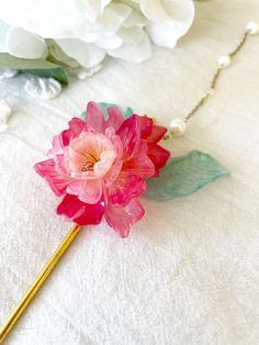 Blume Sakura Kirschblüte Chinesische Haarnadel Blume Sakura Kirschblüte Chinesische Haarnadel kommt mit einer handgefertigten Schrumpfplastik Blume, die etwa 5 Zoll ist. Kommt mit zwei Kunststoff-Blütenknospen. kommt auch mit zwei Schrumpfkunststoffblättern. Und hat eine 7 Zoll Quaste, die perlengefädelt ist. alles über diese Haarnadel ist handgemacht. inspiriert von traditionellen chinesischen Haarnadeln. Kommt mit einer Haarnadel! -Haarnadel Länge: 15 cm -Haarquasten Länge: 19 cm wiegt etwa 0. Traditional Chinese Hair, Chinese Hair Pins, Sakura Flower Accessories, Cherry Blossom Hair Pin, Cherry Blossom Hair Clip, Chinese Hair Pin, Sakura Hair Pin, Plum Blossom Hairpin, Flower Sakura