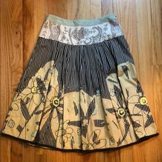 100% Cotton. Beautiful Pattern. Never Worn. Would Fit A 4. Flowy Skirt, Yellow White, Beautiful Patterns, Flower Patterns, Womens Skirt, Yellow, White, Women Shopping, Pattern