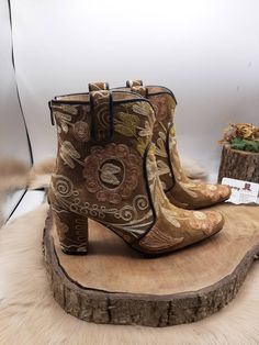 This is genuine leather custom made western cowboy boots. There is floral pattern on light brown suzani boots. Casual booties has every size 5.5 us to 10.5 us, 35 eu to 42 eu. Note: These are handembroidery ankle boots, it can be smilar as photos but maybe not same. Ankle boots height is 7.8 inch 20 cm. Heel height is 2 inch 5 cm. Suzani boots are made with genuine leather, suzani embroidery velvet, ykk zipper, sole, ortapedic sole. If you like to get round toe low heel please send us messages. Casual Comfy Shoes, Suzani Embroidery, Handmade Leather Boots, Womens Booties, Ankle Injury, Embroidered Boots, Custom Boots, Boots Vintage, Booties Ankle Boots