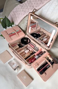 Vanity Luxury, Koleksi Makeup, Makeup Beauty Room, Essential Makeup, Makeup Accesories, Event Makeup, Luxury Cosmetics, Dior Makeup, Beauty Games