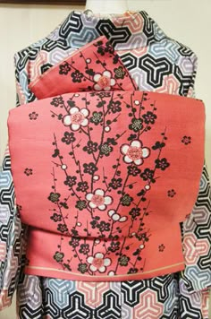 kimono / Japanese know how to mix different patterns! Look Kimono, Kimono Costume, Furisode Kimono, Modern Kimono, Kimono Japan, Casual Kimono, Yukata Kimono, Kimono Design, Traditional Kimono