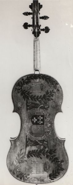 an old violin is shown in black and white