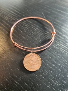 A very nice bangle for every occasion. It is shipped in a fine jewelry bag. More in my shop: https://www.etsy.com/de/shop/CoinCraftShop Copper Bangle Gift, 5 Cents, Jewelry Bag, Jewelry Bags, Adjustable Bracelet, Austria, Bangle Bracelets, Jewelry Bracelets, Handmade Items