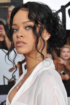 an image of a woman that is standing in front of some people on the red carpet