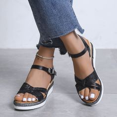 Erleben Sie Komfort und Stil mit der Summer Wedge Beach Sandale

 Suchen Sie das perfekte Schuhwerk für Ihre Strandausflüge? Dann sind Sie bei unserer Sommer-Strandsandale mit Keilabsatz genau richtig. Diese Sandalen sind sowohl auf Stil als auch auf Komfort ausgelegt und ein Muss für leidenschaftliche Meeresliebhaber wie Sie. Egal, ob Sie am Strand spazieren gehen oder einen Brunch am Meer genießen, diese Sandalen werden Ihren Look aufwerten und Ihre Füße den ganzen Tag lang glücklich machen.

 Unsere Summer Wedge Beach Sandal ist Teil unserer Damen-Strandsandalen-Kollektion , die eine große Auswahl an trendigen und nautisch inspirierten Schuhoptionen bietet. Kombinieren Sie Mode und Funktionalität mit unserer sorgfältig zusammengestellten Kollektion an Strandsandalen, die Ihre Liebe zum Summer Wedge Sandals, Waterproof Beach Bag, Sandals Woman, Bracelet Viking, Summer Wedges, Shoes Teen, Summer Flats, High Heel Wedges, Beige Shoes