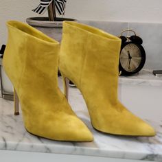 Gianvito Rossi Yellow Suede Ankle Boot Pointed Toe Slip On Style Stiletto Heel - 4" Made In Italy Runs Small. Size 5 Excellent Pre-Owned Condition. Chic Heeled Boots With Ankle Strap And 4-inch Heel, Chic Ankle Strap Heeled Boots With 4-inch Heel, Yellow High Heels For Cocktail, Yellow High Heel Cocktail Heels, Elegant Ankle-high Suede Heels, Elegant Yellow Heels For Cocktail, Elegant Yellow Cocktail Heels, Chic Yellow Heels For Fall, Elegant Suede Heeled Boots For Party